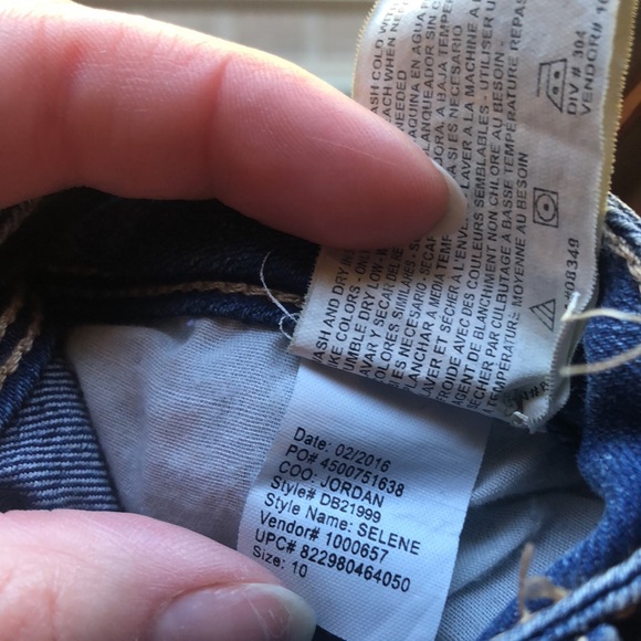 Bandolino Selene Capri Jeans - Picture 5 of 5